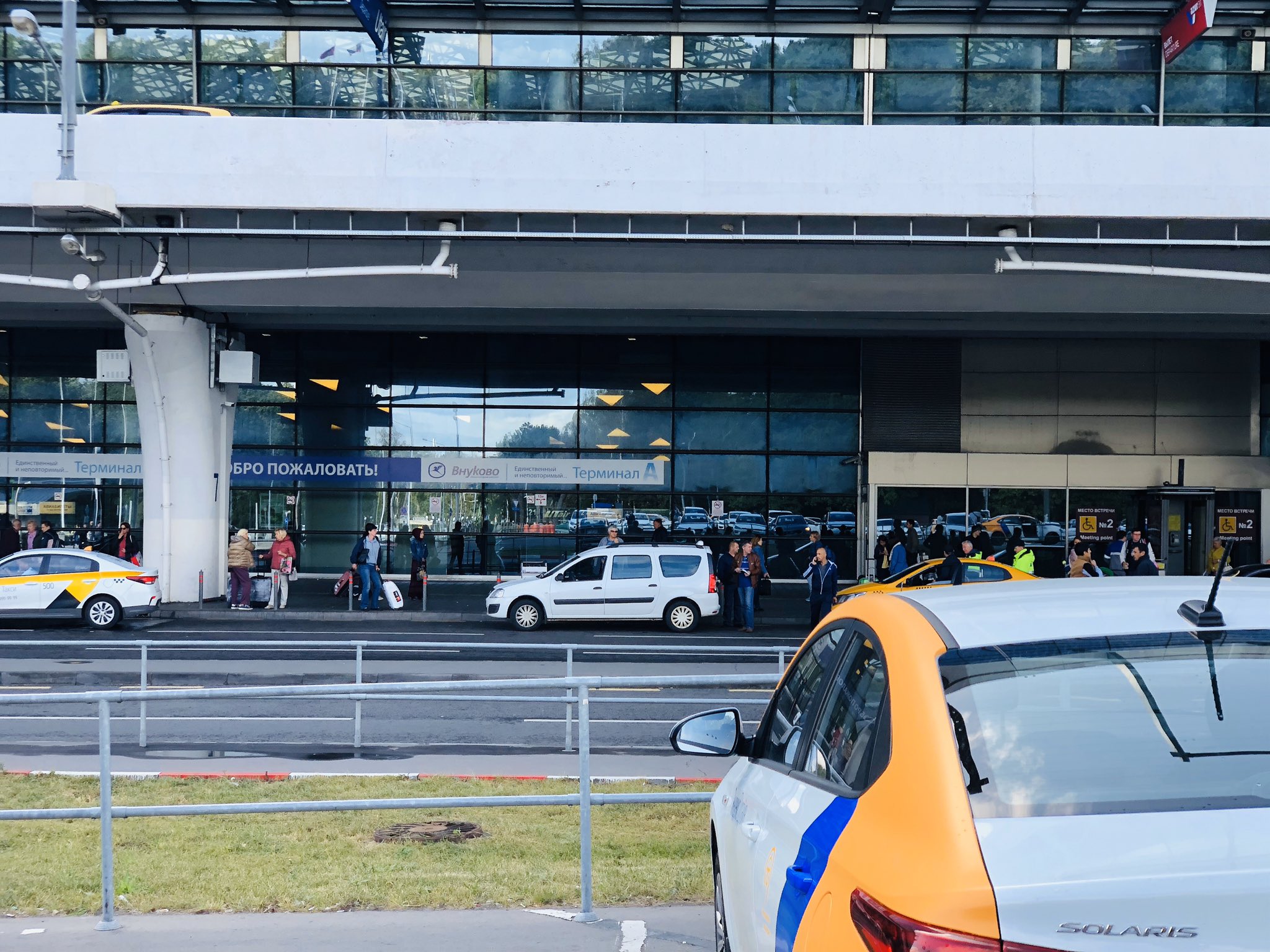 Авто аэропорта. Аэропорт Внуково паркинг. Airport parking Внуково. Стоянка в аэропорту Внуково. Внуково терминал а парковка.